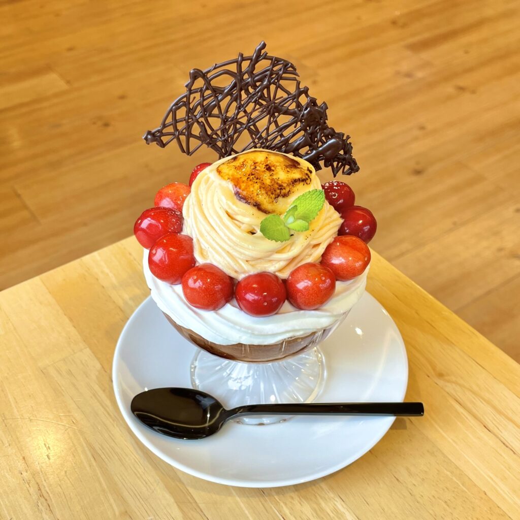 さくらんぼパフェ（初恋の丘のプリンと赤い実）